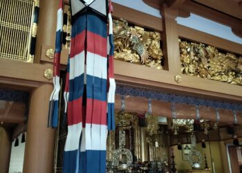 盆灯籠を吊すのに助っ人が現れました☆